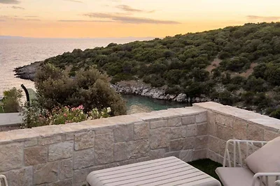 Villa mit Pool und Panoramablick