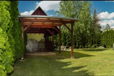 Ferienhaus mit Gartendusche und Gartenpavilon