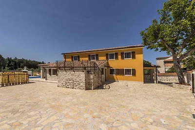 Villa mit Pool und Garten