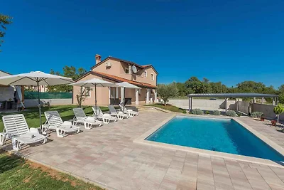 Villa mit Swimmingpool und schönem Garten