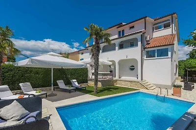 Villa mit Pool und Garten in ruhigen Dorf in 