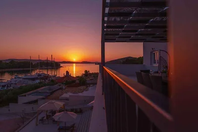 Exklusive Villa am Wasser mit privatem Pool u