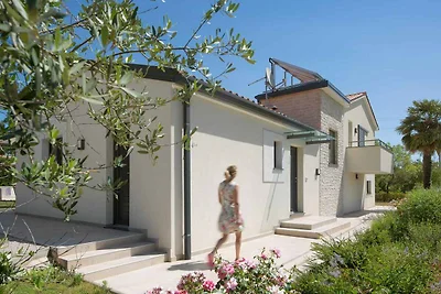 Moderne Villa mit privatem Pool, eingezäuntem