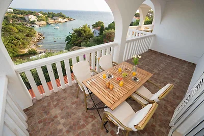 Ferienwohnung mit Pool und Meerausblick