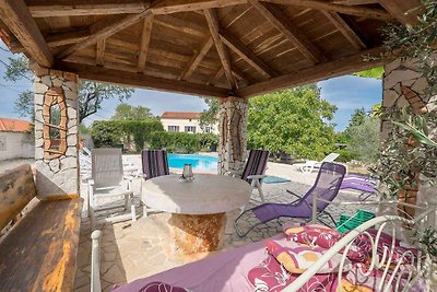 Ferienhaus mit Pool und Grill