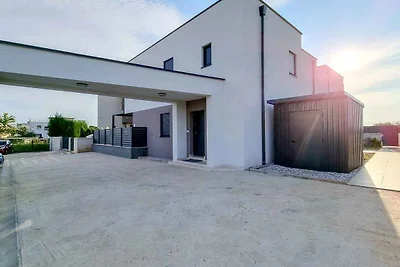 Ferienhaus mit Terrasse und Gartenmöbeln