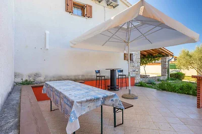 Villa mit Terrasse, Pool und Klimaanlage