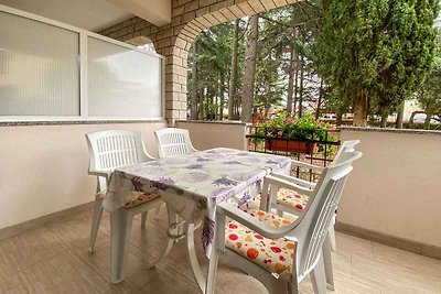 Ferienwohnung mit Terrasse mit Tisch und Stüh
