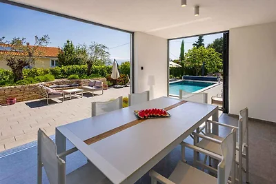 Villa mit Pool in ruhiger Lage