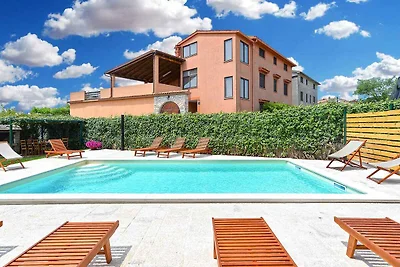 Villa mit Swimmingpool und grossem Garten