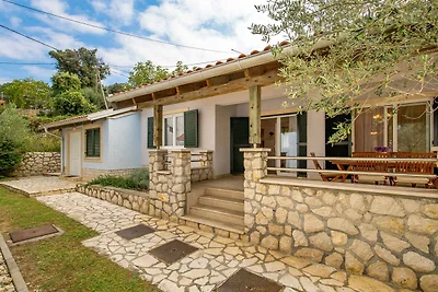Gemütliches Ferienhaus Lucija in idyllischem