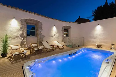 Villa mit Dachpool, Sauna und Garten in idyll