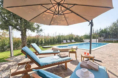 Villa mit Swimmingpool, Sauna und Spielplatz