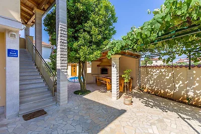 Villa mit Pool und mediterranem Garten