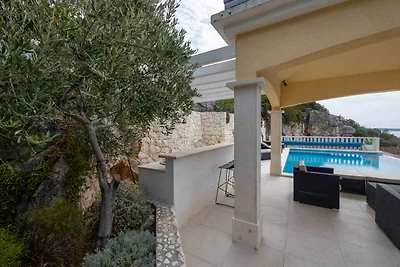 Villa mit Pool und Meerblick