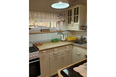 Berghütte im Wald mit Hinterteil