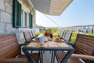 Ferienhaus mit Pool und Grill