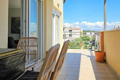 Ferienwohnung mit möbliertem Balkon, Meerblic