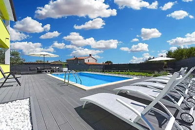 Ferienhaus mit Aussenpool und Klimaanlage