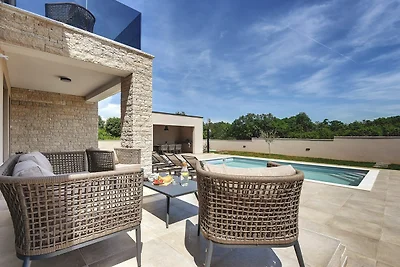 Villa mit Pool und Aussenküche