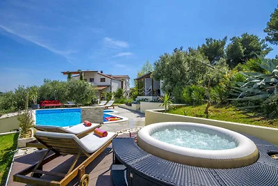 Ferienwohnung mit Balkon und Pool