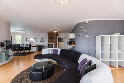 Villa mit Swimmingpool und Whirlpool