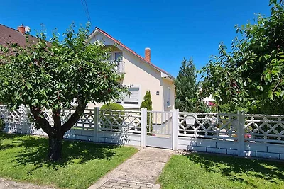 Ferienhaus mit Terasse und Garten