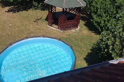 Ferienhaus mit Balkon und Gartenmöbel