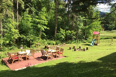 Berghütte mit Bademöglichkeit, Spielplatz und