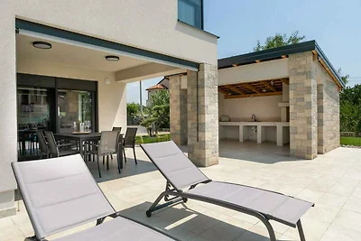 Villa mit Salzwasserpool und Klimaanlage