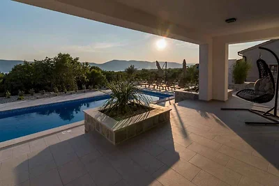 Villa mit Pool und Klimaanlage