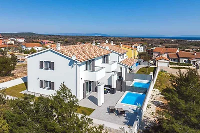 Ferienhaus mit Terrasse und Pool