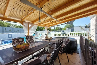 Ferienhaus mit Aussenpool und Whirlpool