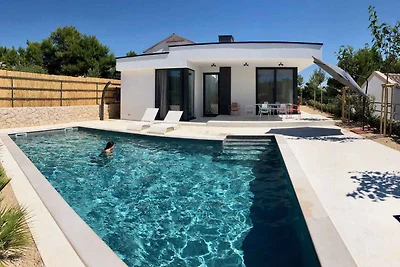 Ferienhaus mit Terrasse und Pool