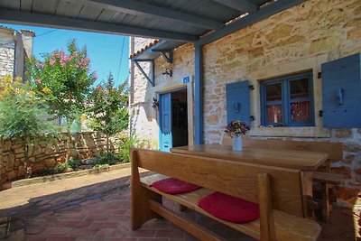 Ferienhaus mit schöner Terrasse mit Tisch und