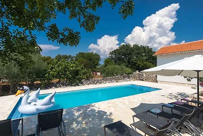 Ferienhaus mit Pool für 8 Personen