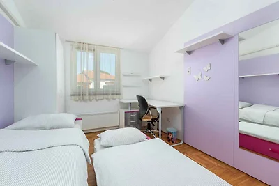 Modern eingerichtetes Apartment für vier Pers