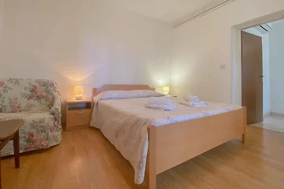 Ferienwohnung mit Terrasse mit Tisch und Stüh