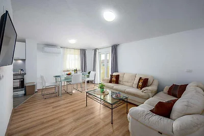 Ferienwohnung mit Garten und Klimaanlage