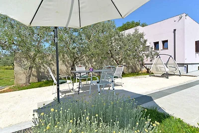 Villa mit Swimmingpool und grossem Garten
