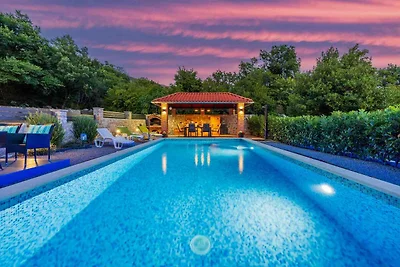 Villa mit Swimmingpool und Gartenküche mit