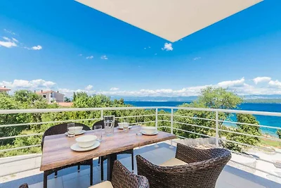 Ferienwohnung mit Pool und Meerblick