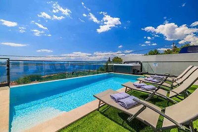 Ferienhaus mit Pool und Meerblick