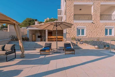 Exklusive Villa am Wasser mit privatem Pool u