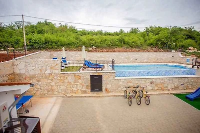 Villa mit Pool und Klimaanlage