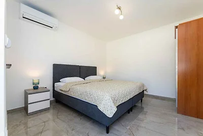 Ferienhaus mit Pool und Tennisplatz