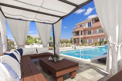 Ferienwohnung mit Terrasse und Pool