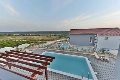 Villa mit Pool und WLAN
