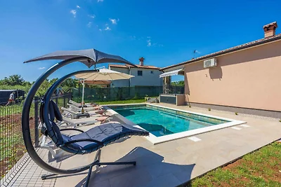 Ferienhaus mit Pool und Klimaanlage