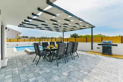 Villa mit Pool und Grill